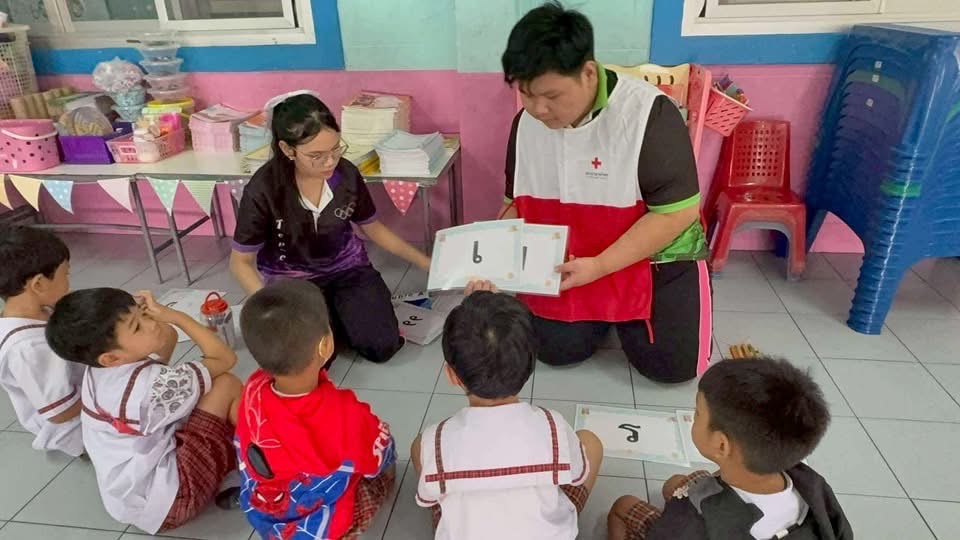 “กาชาดหัวใจครู” คณะกุลบุตร กุลธิดา ปี2559 และ ปี2561 พร้อมด้วยอาสาสมัครกาชาด นำกิจกรรมมอบความรู้ พัฒนาทักษะการอ่าน-เขียน แก่เยาวชนศูนย์พัฒนาเด็กก่อนวัยเรียนคลองจั่น