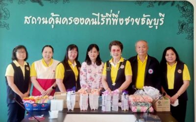 อาสาสมัครกาชาดสอนสาธิตปลอกมือผู้ป่วยติดเตียง