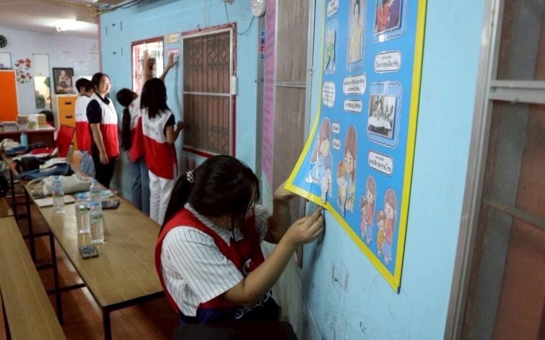 ผู้นำเยาวชนอาสาสมัครกาชาดเตรียมจัดกิจกรรมเพื่อศูนย์พัฒนาเด็กชุมชนริมทางรถไฟมักกะสัน (ร่วมใจ)