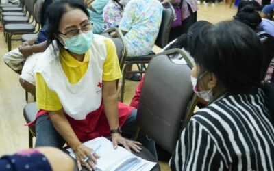 อาสาสมัครกาชาดร่วมภารกิจทีมแพทย์ รพ.สมเด็จพระบรมราชเทวี ณ ศรีราชา ลงพื้นที่ดูแลสุขภาพประชาชน