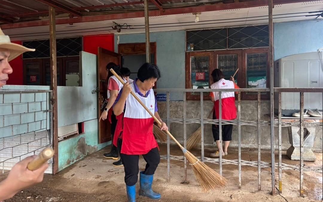 อาสาสมัครกาชาด สกร.เชียงม่วน กู้ภัยน้ำท่วม ฟื้นฟูชีวิตชาวบ้าน