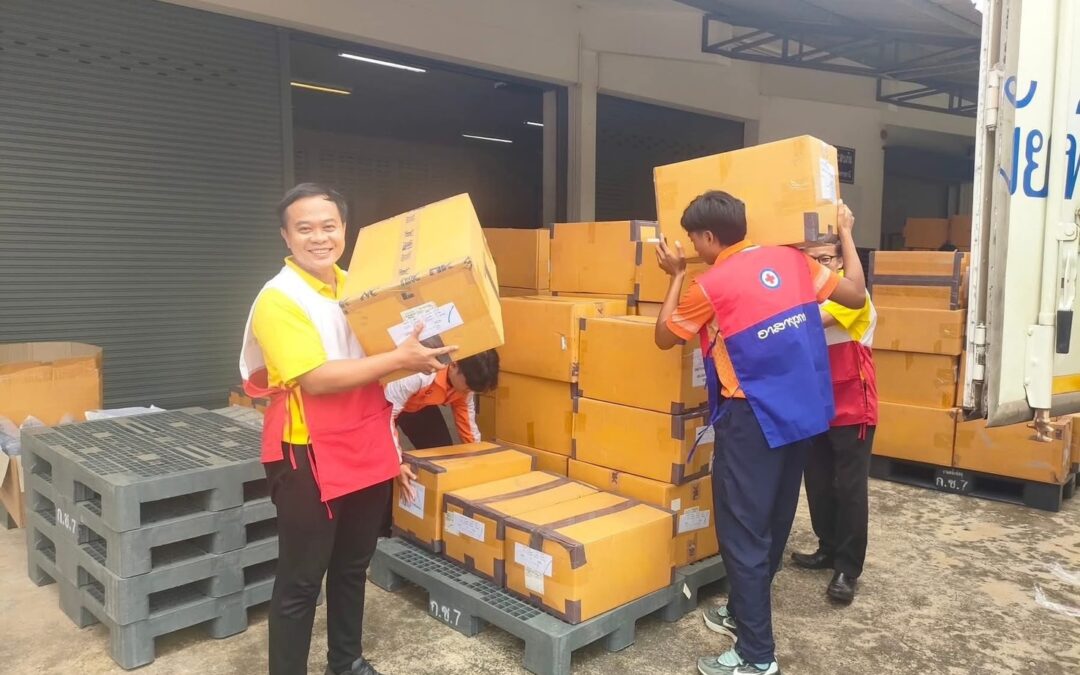 ย้ายสิ่งของที่ได้รับบริจาค ซึ่งจะนำไปมอบให้กับผู้ที่ได้รับผลกระทบจากการปะทะระหว่างไทย-กัมพูชา ณ สถานีกาชาดที่ 7