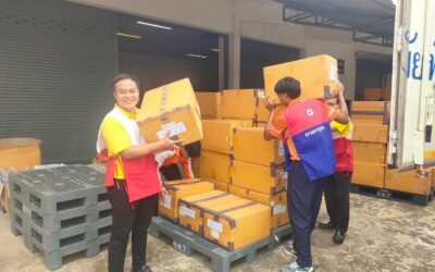 ย้ายสิ่งของที่ได้รับบริจาค ซึ่งจะนำไปมอบให้กับผู้ที่ได้รับผลกระทบจากการปะทะระหว่างไทย-กัมพูชา ณ สถานีกาชาดที่ 7