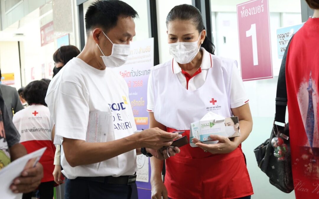 อาสาสมัครกาชาดร่วมปฏิบัติงานเพื่ออำนวยความสะดวกแก่ผู้บริจาคโลหิต