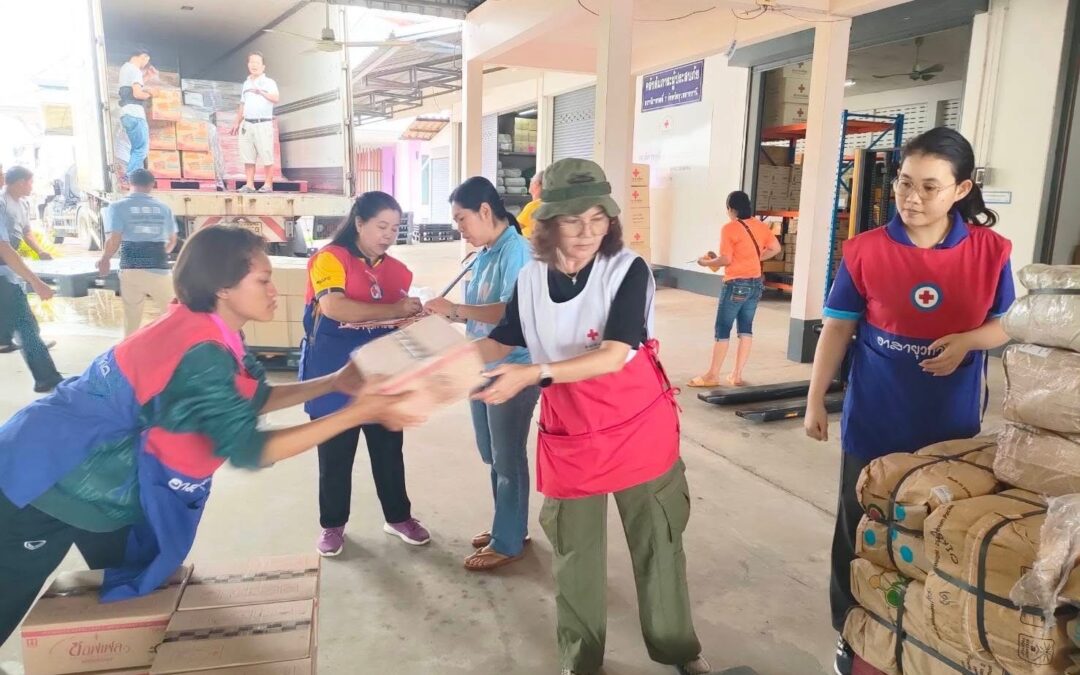 อาสาสมัครกาชาดในการขนย้ายสิ่งของที่ได้รับการสนับสนุนจากสภากาชาดไทย
