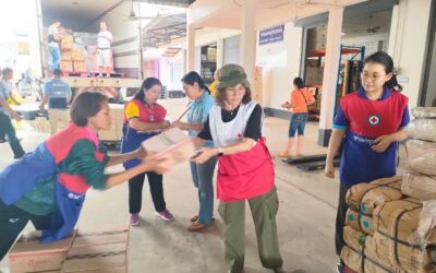 อาสาสมัครกาชาดในการขนย้ายสิ่งของที่ได้รับการสนับสนุนจากสภากาชาดไทย