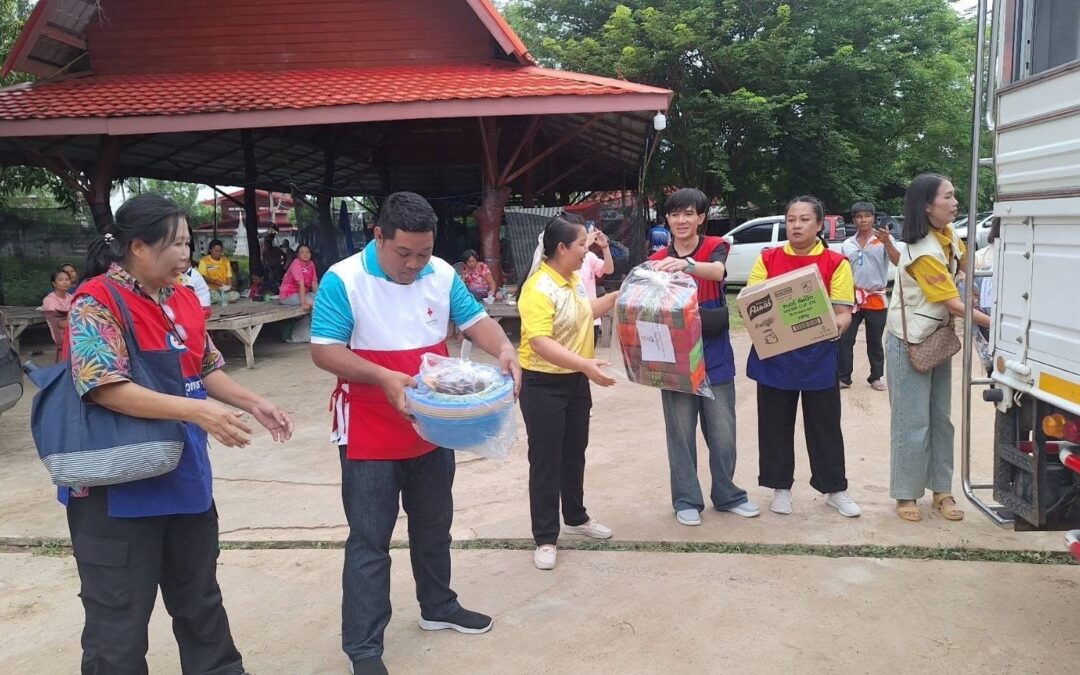 มรมอาสายุวกาชาดโรงเรียนนารีนุกูล นำสิ่งของที่รับการสนับสนุนจากภาคีเครือข่ายลงพื้นที่ช่วยเหลือผู้ได้รับผลกระทบ