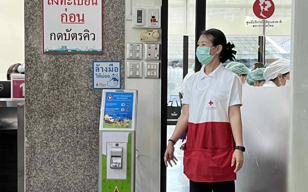 าสาสมัครกาชาด สำนักงานยุวกาชาดและอาสาสมัครกาชาด ปฏิบัติงานอำนวยความสะดวกแก่ผู้บริจาคโลหิต ณ ศูนย์บริการโลหิตแห่งชาติ สภากาชาดไทย