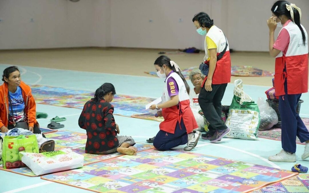สำนักงานยุวกาชาดและอาสาสมัครกาชาด สภากาชาดไทย ประสานการ นำอาสาสมัครกาชาดที่มีทักษะทางด้านการแพทย์ การพยาบาล และสาธารณสุข ปฏิบัติหน้าที่ดูแลผู้ป่วย และผู้สูงอายุ