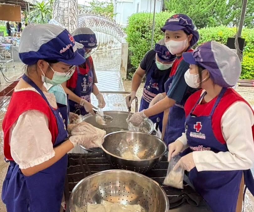 กลุ่มอาสาสมัครกาชาดจากโรงเรียนนันทบุรีวิทยา ในพระบรมราชานุเคราะห์ และโรงเรียนท่าวังผาพิทยาคม ได้ร่วมผนึกกำลังปฏิบัติภารกิจสนับสนุนการช่วยเหลือผู้ประสบอุทกภัยในพื้นที่จังหวัดน่าน