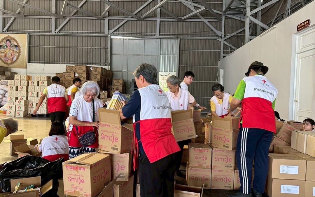 สำนักงานยุวกาชาดและอาสาสมัครกาชาด จำนวน 30 คน ร่วมบรรจุถุงยังชีพพระราชทาน มูลนิธิอาสาเพื่อนพึ่ง (ภาฯ) ยามยาก สภากาชาดไทย