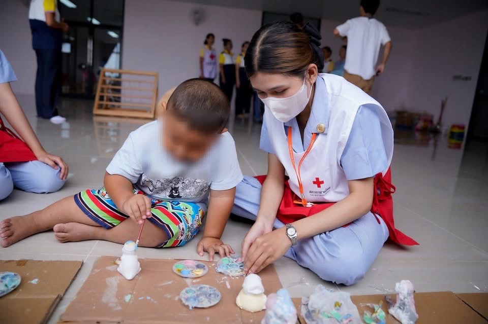 อาสาสมัครกาชาด จากจากคณะพยาบาลศาสตร์ มหาวิทยาลัยเวสเทิร์น วิทยาเขตบุรีรัมย์