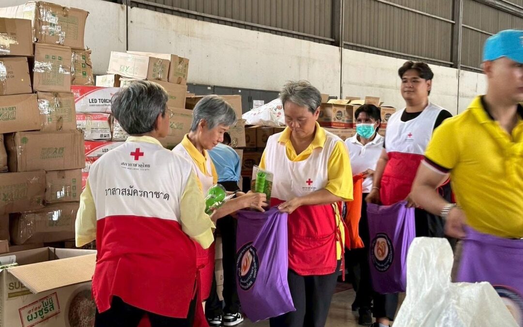 อาสาสมัครกาชาด RCVolunteer ร่วมบรรจุถุงยังชีพพระราชทาน 5,250 ถุง