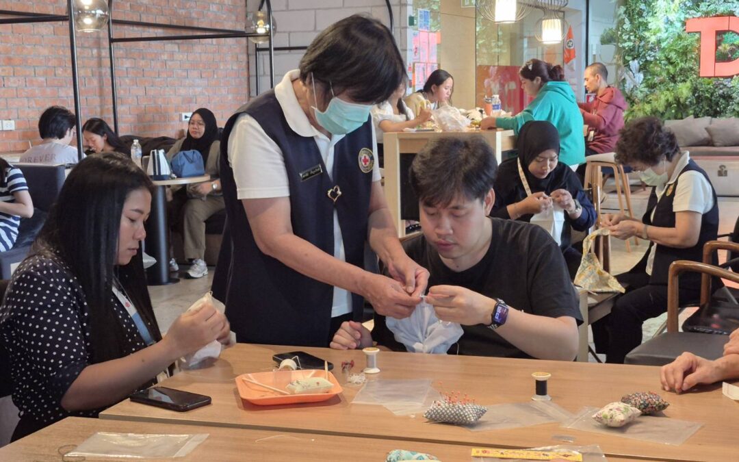 คณะอาสาสมัครกาชาดสอนสาธิตหมวกผ้าสำหรับผู้ป่วยมะเร็ง