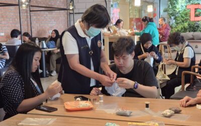 คณะอาสาสมัครกาชาดสอนสาธิตหมวกผ้าสำหรับผู้ป่วยมะเร็ง