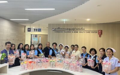 คณะอาสาสมัครกาชาดสาธิตและสอนทำนวัตกรรมปลอกมือสำหรับผู้ป่วยติดเตียง