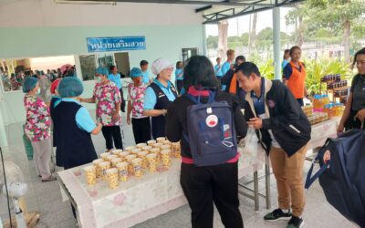 คณะอาสาสมัครกาชาดในโครงการอาสาสมัครกาชาดร่วมใจพัฒนาชุมชนและสังคมสอนสาธิตทำน้ำสมุนไพรใบหม่อนพร้อมดื่ม และวุ้นใบหม่อน สถานคุ้มครองหญิงไร้ที่พึ่งธัญญบุรี