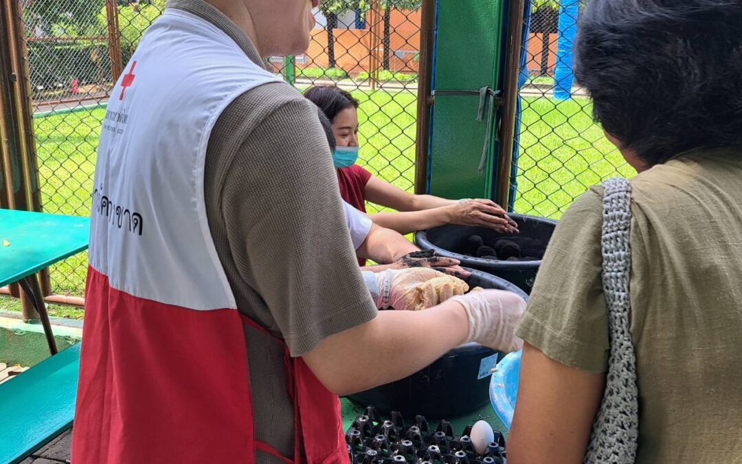 อาสาสมัครกาชาด ทำกิจกรรม “สอนการทำไข่เค็มเพื่อสร้างอาชีพ”