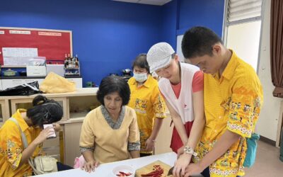 อาสาสมัครกาชาดสอนนักเรียนตาบอดประกอบอาหาร