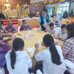 คณะอาสาสมัครกาชาดในโครงการอาสาสมัครกาชาดร่วมใจพัฒนาชุมชนและสังคม สาธิตสอนทำนวัตกรรมปลอกมือผู้ป่วยติด...
