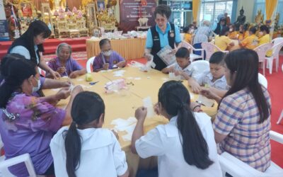 คณะอาสาสมัครกาชาดในโครงการอาสาสมัครกาชาดร่วมใจพัฒนาชุมชนและสังคม สาธิตสอนทำนวัตกรรมปลอกมือผู้ป่วยติดเตียง และเผยแพร่ให้ผู้ที่สนใจได้เรียนรู้ต่อไป พร้อมมอบวัสดุอุปกรณ์ไว้ให้ทางศูนย์ปฏิบัติการขับเคลื่อนพลังบวร