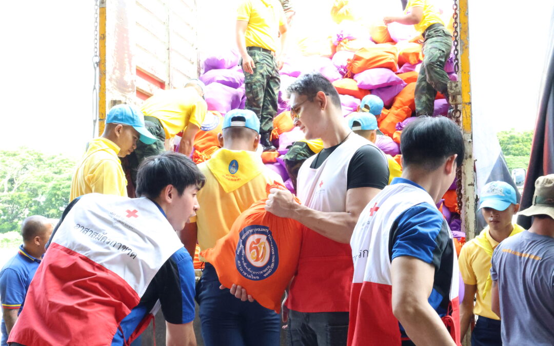 อาสาสมัครกาชาด จำนวน 60 คน ร่วมบรรจุถุงยังชีพพระราชทาน มูลนิธิอาสาเพื่อนพึ่ง(ภาฯ) ยามยาก สภากาชาดไทย