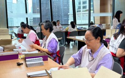 อาสาสมัครกาชาด จำนวน 25 คน ร่วมปฏิบัติงานพับซองจดหมาย พิมพ์ซองจดหมาย