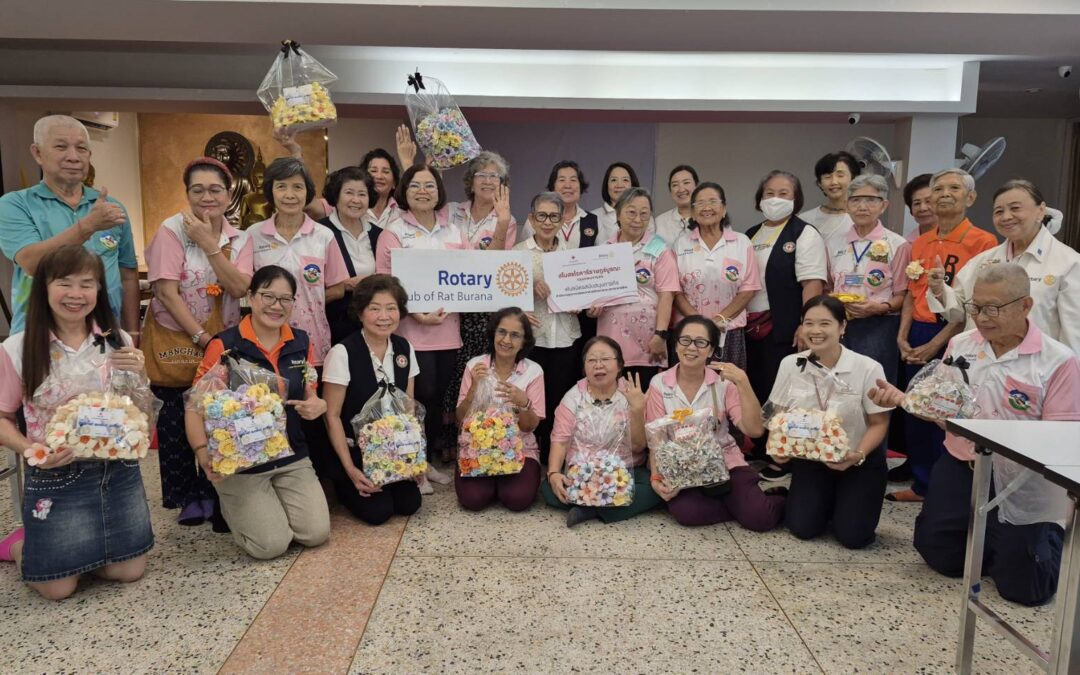 คณะอาสาสมัครกาชาดสอนสาธิตดอกไม้จันทน์ด้วยกระดาษและล็อตเตอรี่