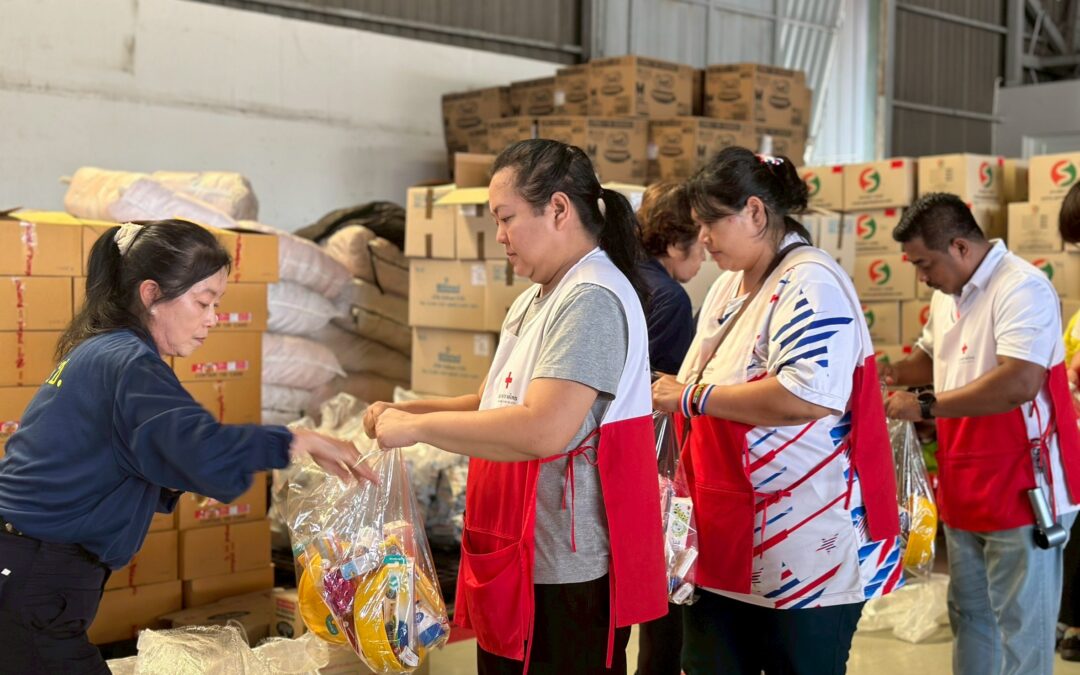 อาสาสมัครกาชาด จำนวน 41 คน ร่วมกับมูลนิธิอาสาเพื่อนพึ่ง (ภาฯ) ยามยาก สภากาชาดไทย ได้ร่วมกันจัดเตรียมสิ่งของอุปโภคบริโภค เพื่อบรรจุเป็นถุงยังชีพพระราชทาน ณ กองการบิน ศูนย์การเคลื่อนย้ายกองทัพบก เขตบางเขน กรุงเทพฯ