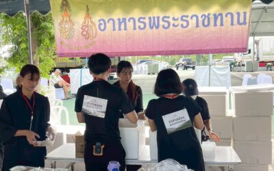 อาสาสมัครสภากาชาดไทย ร่วมบำเพ็ญสาธารณประโยชน์ บรรจุอาหารแจกจ่ายประชาชนที่เข้าถวายสักการะพระบรมศพ ณ พระบรมมหาราชวัง