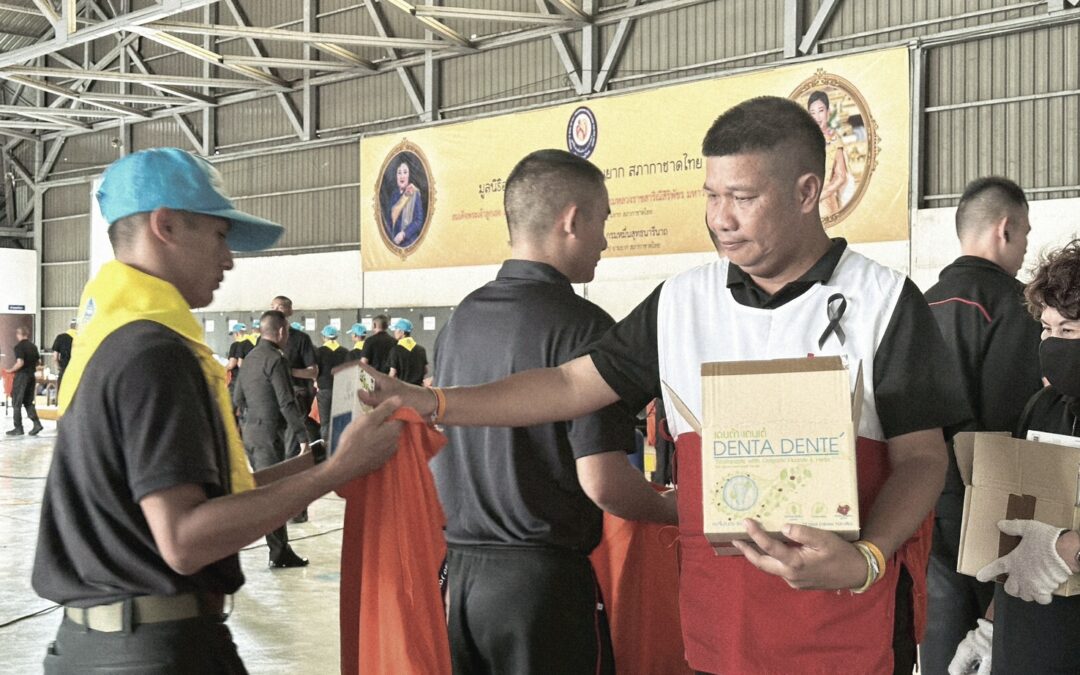 อาสาสมัครกาชาดร่วมกับมูลนิธิอาสาเพื่อนพึ่ง (ภาฯ) ยามยาก สภากาชาดไทย บรรจุถุงยังชีพพระราชทาน