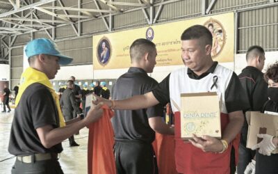 อาสาสมัครกาชาดร่วมกับมูลนิธิอาสาเพื่อนพึ่ง (ภาฯ) ยามยาก สภากาชาดไทย บรรจุถุงยังชีพพระราชทาน