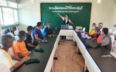 อาสาสมัครกาชาดสาธิตสอนการทำอุปกรณ์ออกกำลังกายในผู้สูงวัย