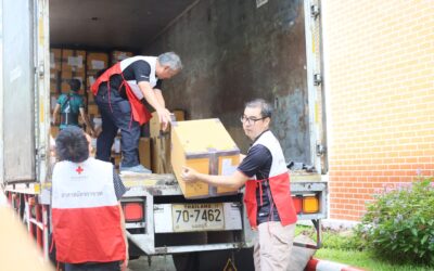 อาสาสมัครสภากาชาดไทย สำนักงานยุวกาชาดและอาสาสมัครกาชาดปฏิบัติภารกิจขนย้ายสิ่งของบริจาคเตรียมการนำไปมอบในโครงการภัยหนาวปี2568