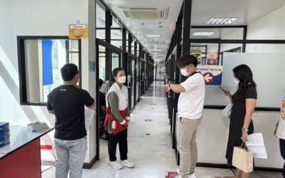 อาสาสมัครสภากาชาดไทย ดูแลผู้มาบริจาคโลหิต ณ ศูนย์บริการโลหิตแห่งชาติ