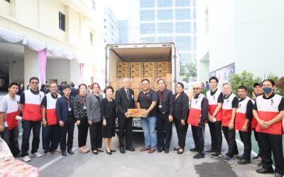 คณะผู้บริหารรับมอบผลิตภัณฑ์ช่วยเหลือผู้ประสบอุทกภัย