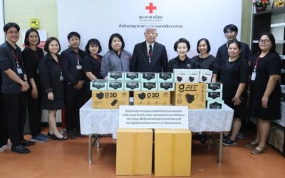 คณะผู้บริหารรับมอบสิ่งของช่วยเหลือน้ำท่วม