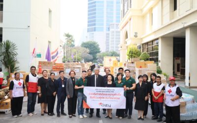 คณะผู้บริหารรับมอบสิ่งของช่วยเหลือผู้ประสบอุทกภัย