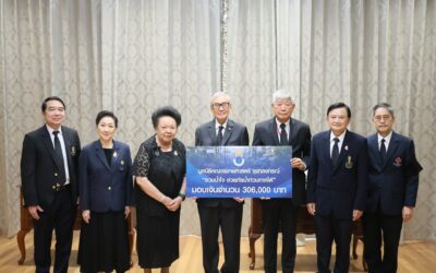 รองศาสตราจารย์ นายแพทย์พินิจ กุลละวณิชย์ ประธานกรรมการมูลนิธิคณะแพทยศาสตร์ จุฬาลงกรณ์พร้อมคณะ มอบเงินช่วยเหลือผู้ประสบอุทกภัยภาคใต้