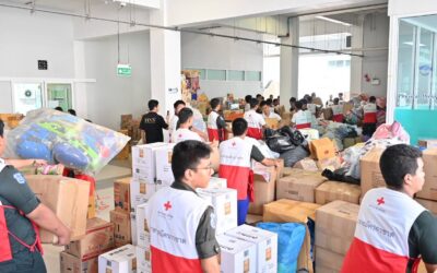 อาสาสมัครกาชาด ร่วมคัดแยกสิ่งของบริจาค เพื่อเตรียมจัดส่งให้ผู้ประสบภัยน้ำท่วม