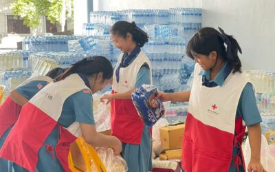 อาสาสมัครสภากาชาดไทย บรรจุสิ่งของช่วยเหลือผู้ประสบอุทกภัยภาคใต้