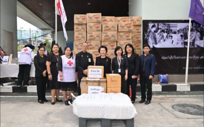 ผู้บริหารสภากาชาดไทย รับมอบสิ่งของจำเป็นช่วยเหลือผู้ประสบภัยน้ำท่วมภาคใต้