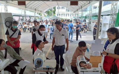 อาสาสมัครกาชาดอำนวยความสะดวกแก่ประชาชนผู้มาบริจาคโลหิต 