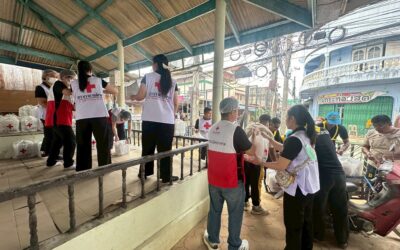 อาสาสมัครสภากาชาดไทยปฏิบัติภารกิจในการช่วยฟื้นฟูผู้ประสบภัยน้ำท่วม