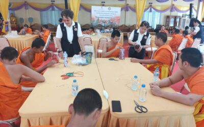 คณะอาสาสมัครสภากาชาด สาธิตสอนการประดิษฐ์สิ่งของเพิ่มมูลค่าจาก “กระป๋องเครื่องดื่มใช้แล้ว” ให้แก่สามเณรวัดหนองกระดูกเนื้อ จังหวัดนครสวรรค์