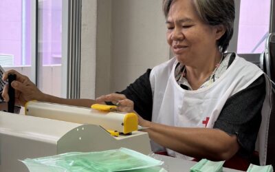 อาสาสมัครสภากาชาดไทยร่วมปฏิบัติงานจัดเตรียมอุปกรณ์ทางการแพทย์สำหรับคลินิกจักษุกรรม โรงพยาบาลจุฬาลงกรณ์