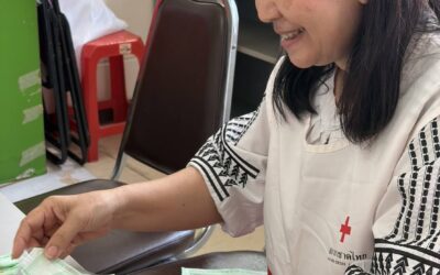 อาสาสมัครกาชาด ร่วมปฏิบัติงานจัดเตรียมอุปกรณ์ทางการแพทย์สำหรับคลินิกจักษุกรรม โรงพยาบาลจุฬาลงกรณ์