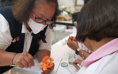 อาสาสมัครกาชาดร่วมเติมทักษะผู้สูงอายุ “การทำดอกไม้จันทน์จากวัสดุต่าง ๆ และการทำเหรียญโปรยทาน” สร้างอาชีพยั่งยืน