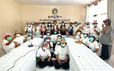 อาสาสมัครกาชาดสอนเย็บ “หมวกบัคเก็ต” เสริมทักษะอาชีพสตรีสถานคุ้มครองคนไร้ที่พึ่งหญิงธัญบุรี รับเทศกาลสงกรานต์