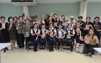 อาสาสมัครกาชาดปันความรู้สู่ประชาชน ชวนเรียนรู้การทำกระเป๋าใส่โทรศัพท์ ใช้เวลาว่างให้เกิดประโยชน์